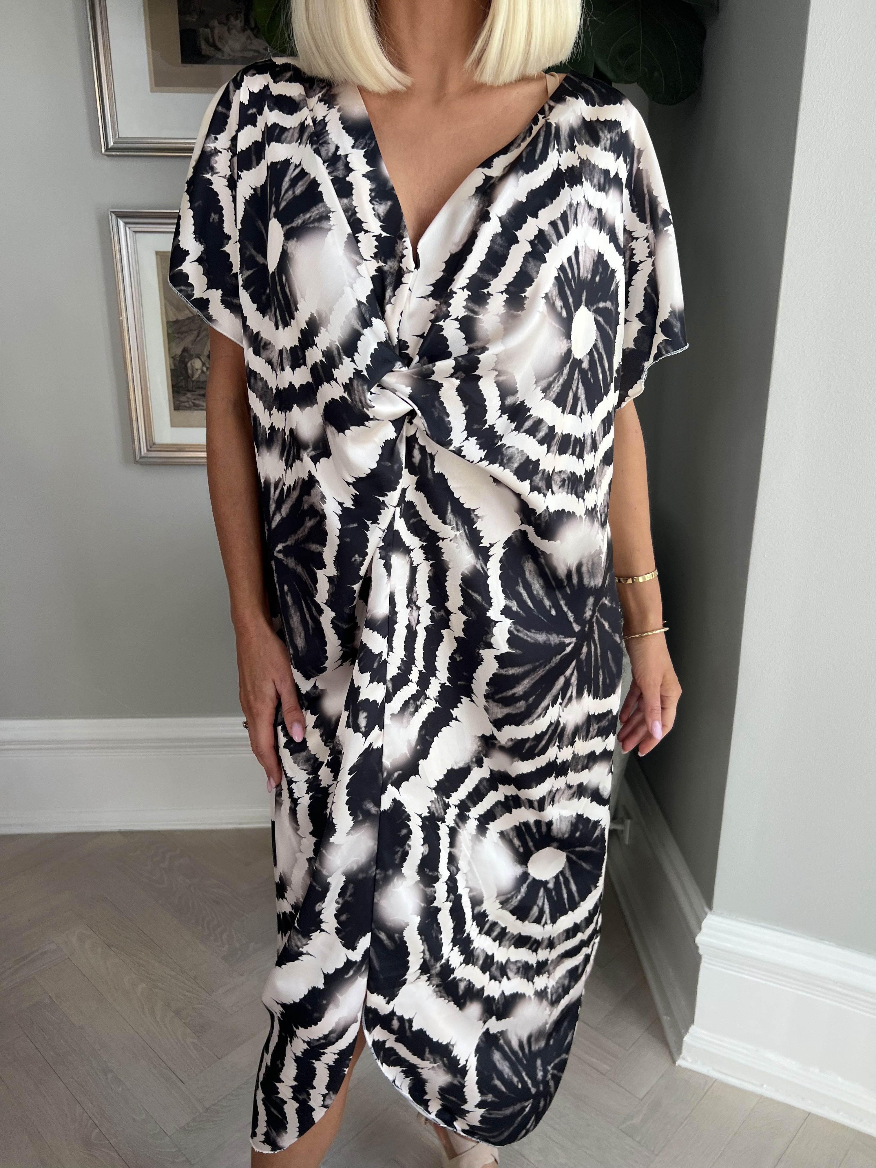 Juno Batik - Söt batikklänning med knut på bröstet